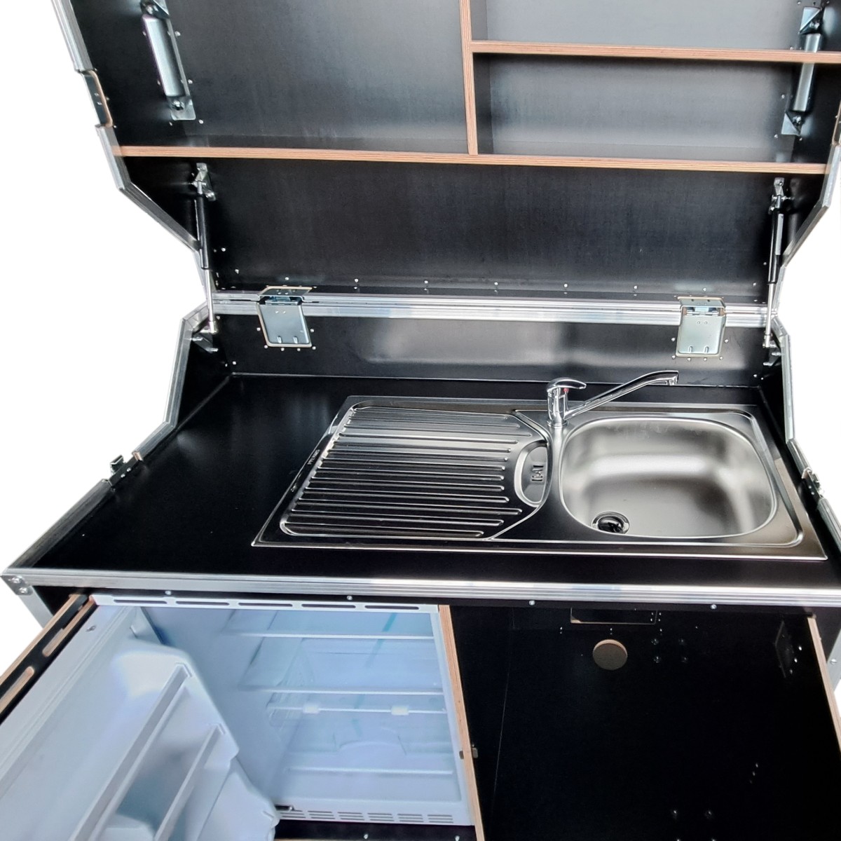 Küchencase mit Spüle und Kühlschrank